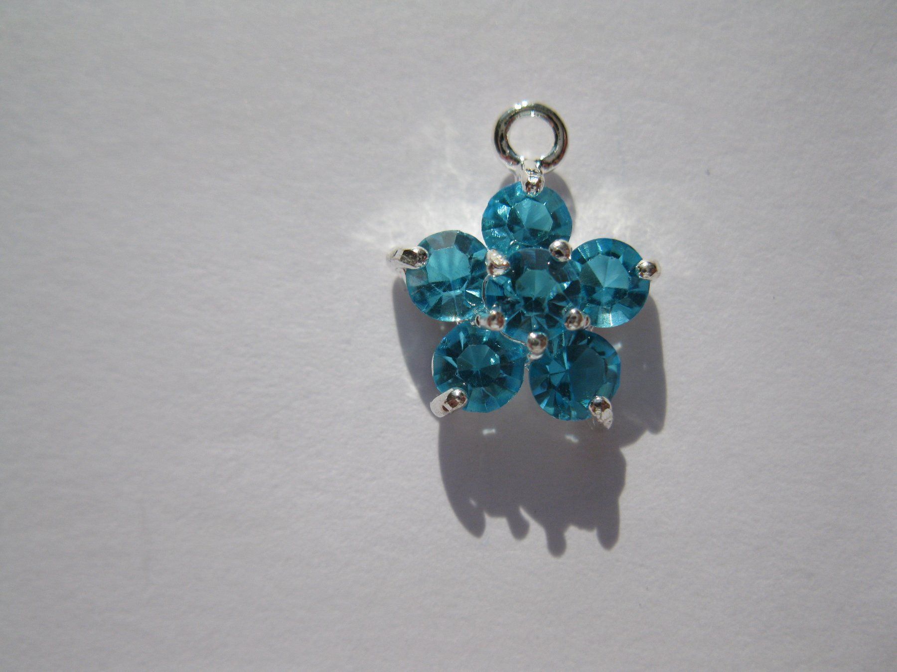 Perle (finte): Anhänger Blume versilbert, mit hellblauem Strass – Nuovo e nell'imballaggio originale da St. Margarethen TG venduto da LuanaKa