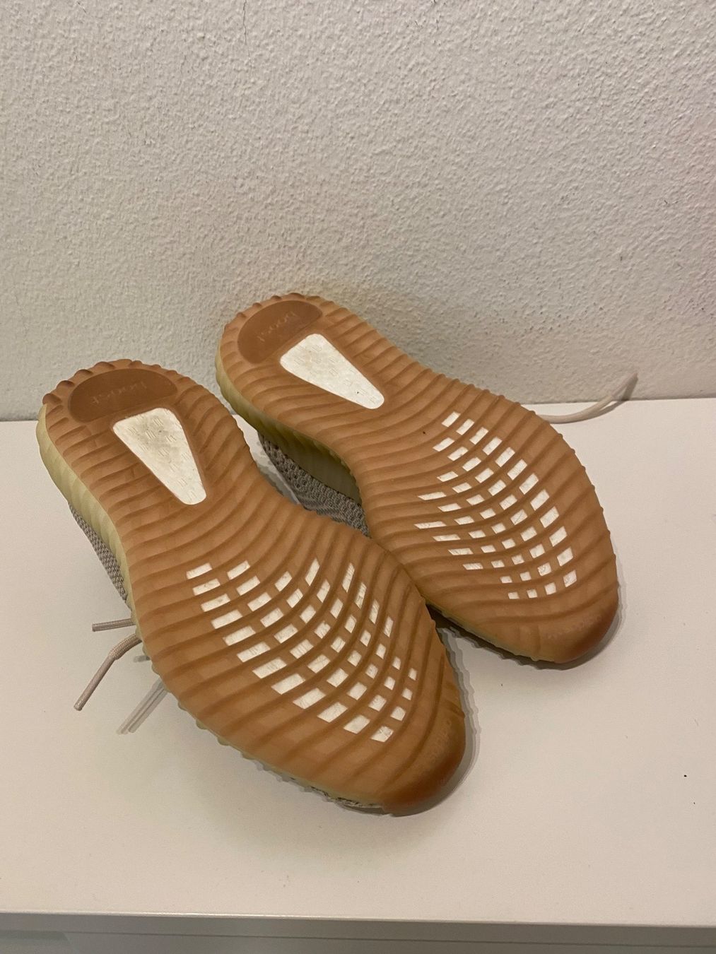 Adidas Scarpe da uomo: ADIDAS YEEZY BOOST – Nuovo (secondo la descrizione) da pully venduto da asi_w6gl 2