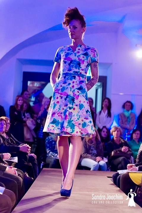 Vestiti: Sommerliches Designer Blumenkleid, Gr. 38 – Nuovo e nell'imballaggio originale da Au ZH venduto da san_szf5