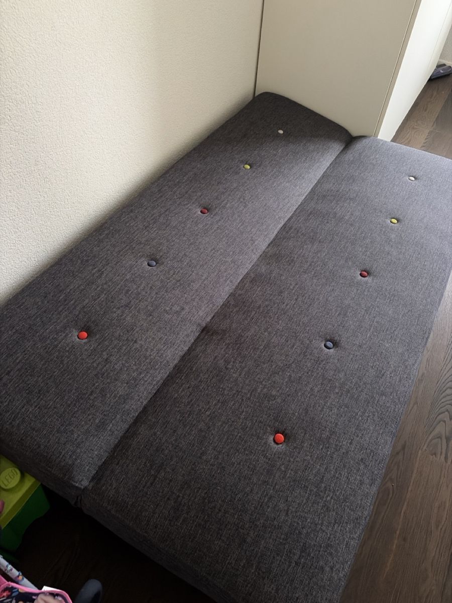 Divani: Schlafsofa grau mit bunten Knöpfen Klappfunktion – Usato da Ostermundigen venduto da BestPrice_3072 1