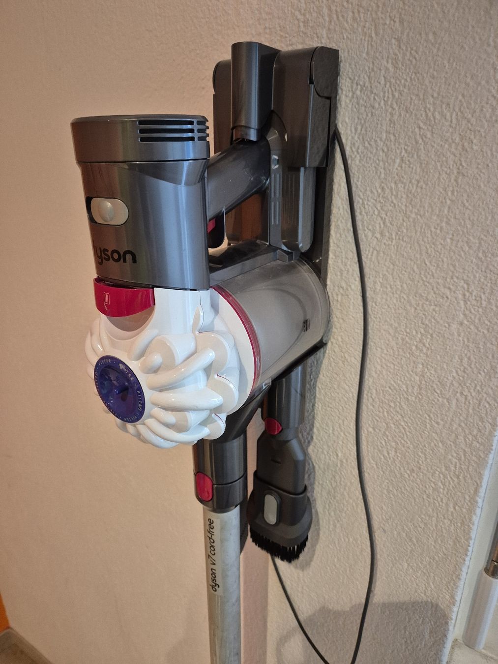 Dyson Aspirapolveri & Accessori: Dyson Akkustaubsauger v7 – Usato da Ettingen venduto da hebla 1