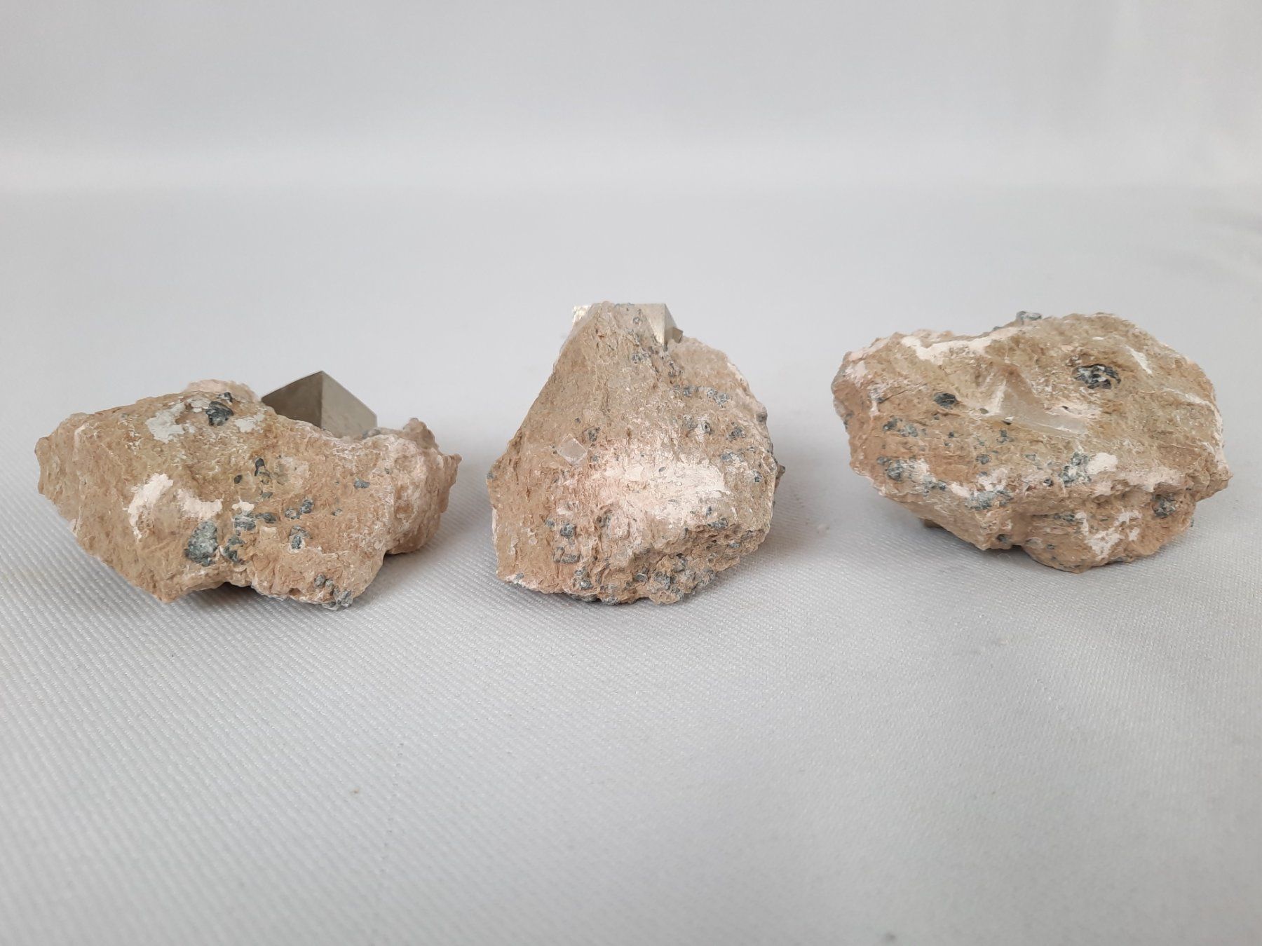 Minerali & Pietre curative: 3 Pyrit -Würfeln auf Matrix – Usato da Beinwil am See venduto da Restwert_Beinwil 1