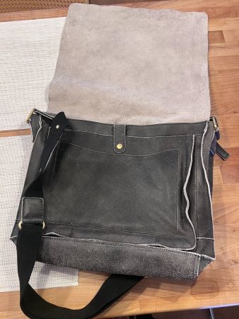 Umhängetasche aus Wildleder