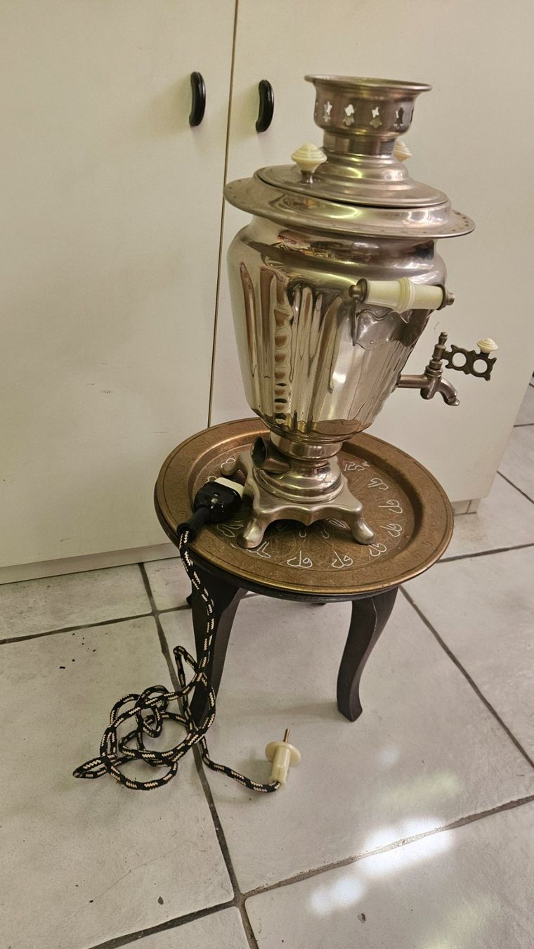Teiere: Samovar elettrico con tavolino e vassoio – Usato da Melano venduto da H-Sara 1