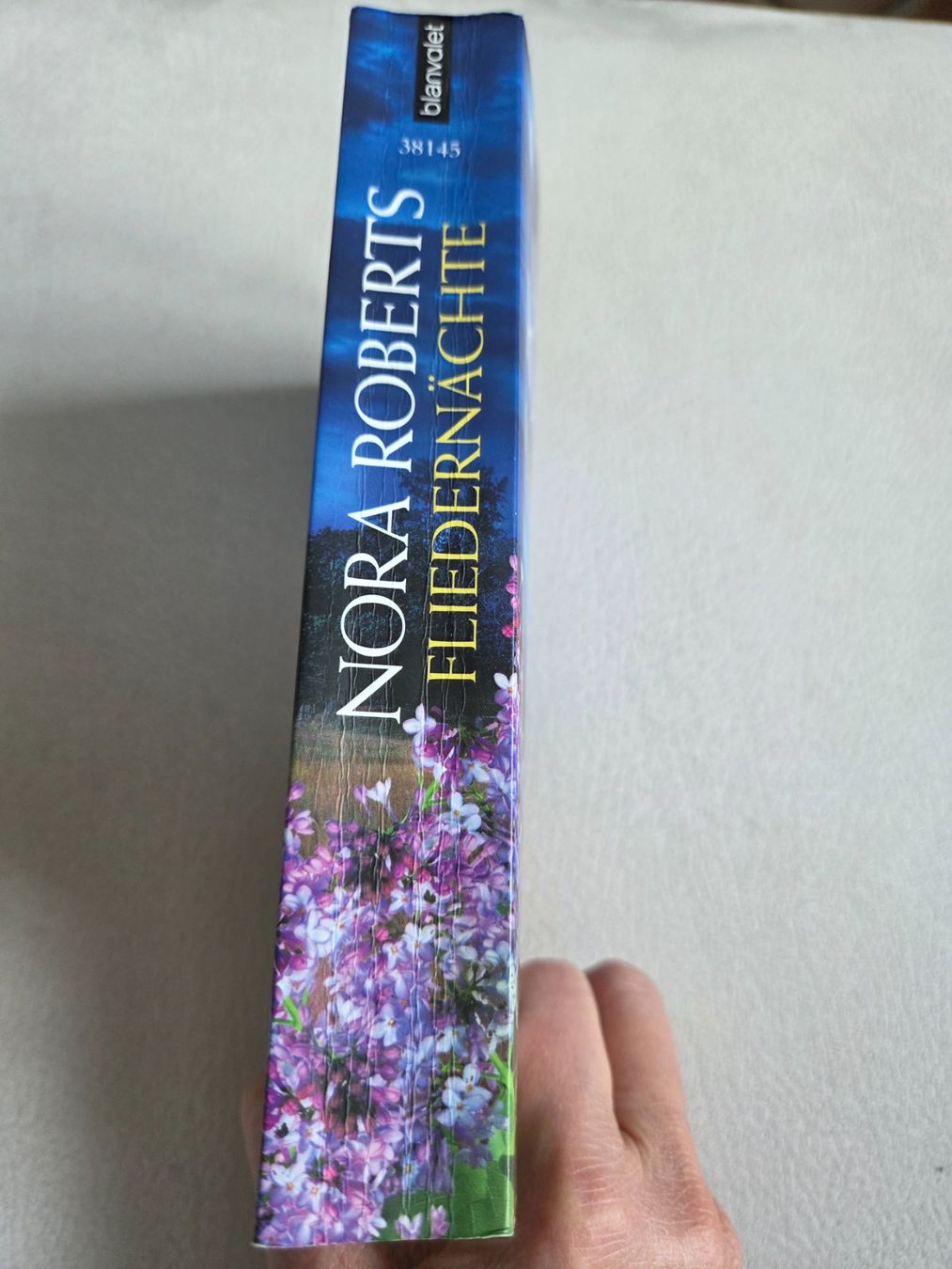 Libri: Nora Roberts - Fliedernächte – Usato da Bergdietikon venduto da Tanne_10 2