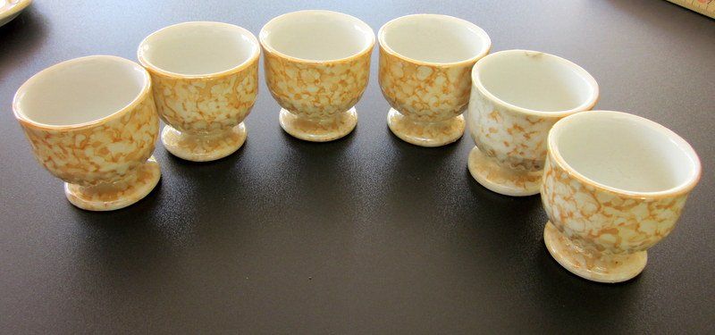 Geschirrsets: Mid Century Keramik-Set, Eierbecher, Salzstreuer, Tablett – Gebraucht aus Bischofszell von raika 3