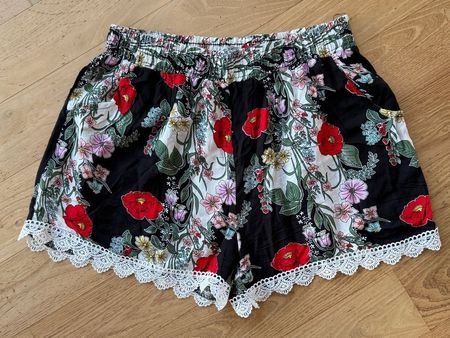 Kurze Hosen Blumenmuster Spitze Gr.XL praktisch NEU