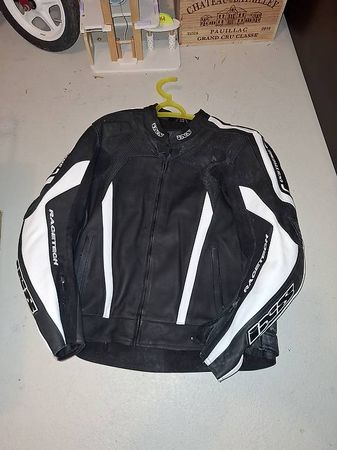 Neuwertige und sturzfreie Lederkombi IXS Jacke und Hose