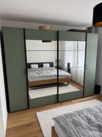 Kleiderschrank mit Schiebetüren