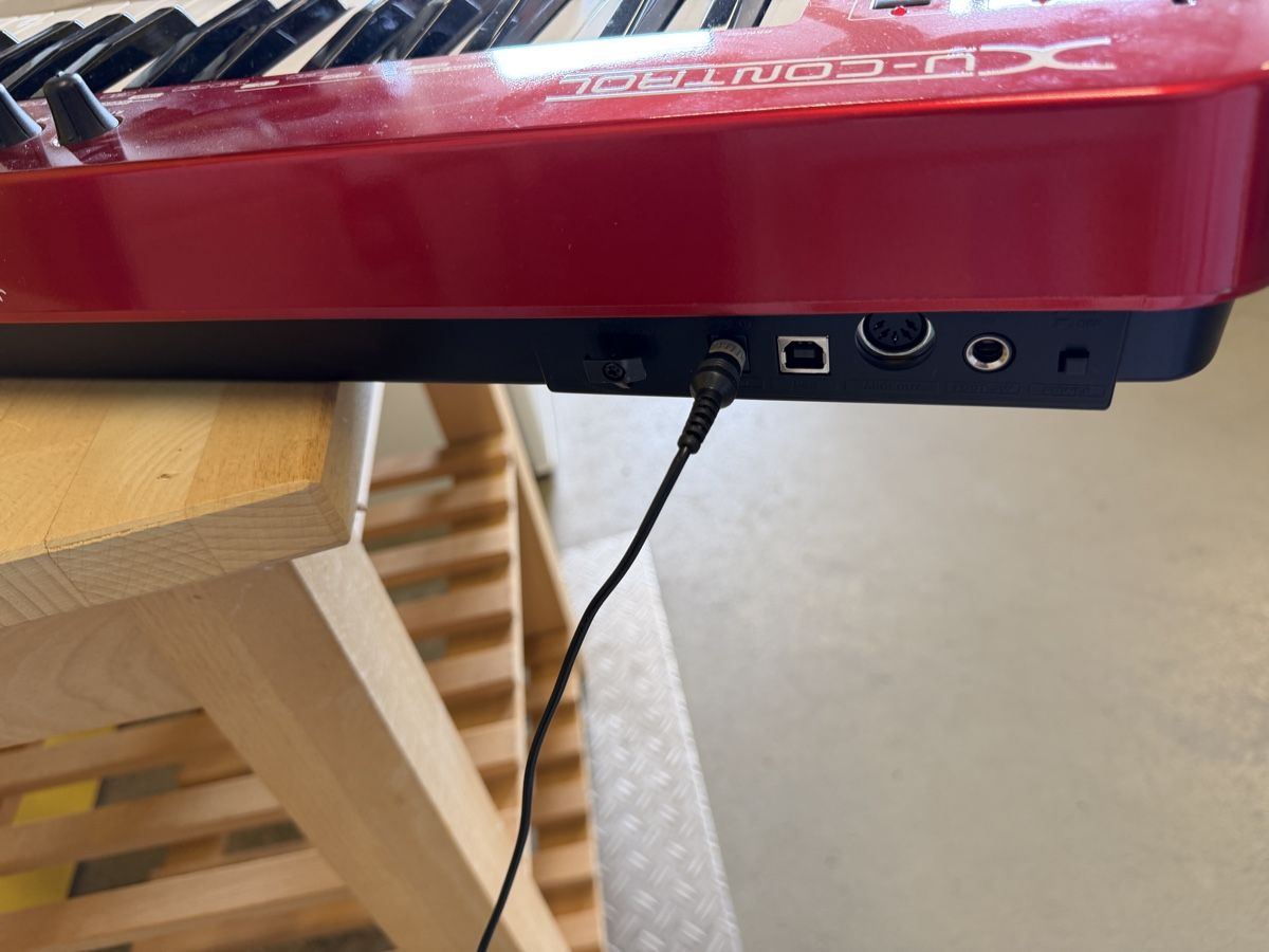 Behringer Console di mixaggio: Behringer UMX610 X-Control USB MIDI Keyboard Controller, rot – Usato da Strengelbach venduto da RaenAntikDesign 3