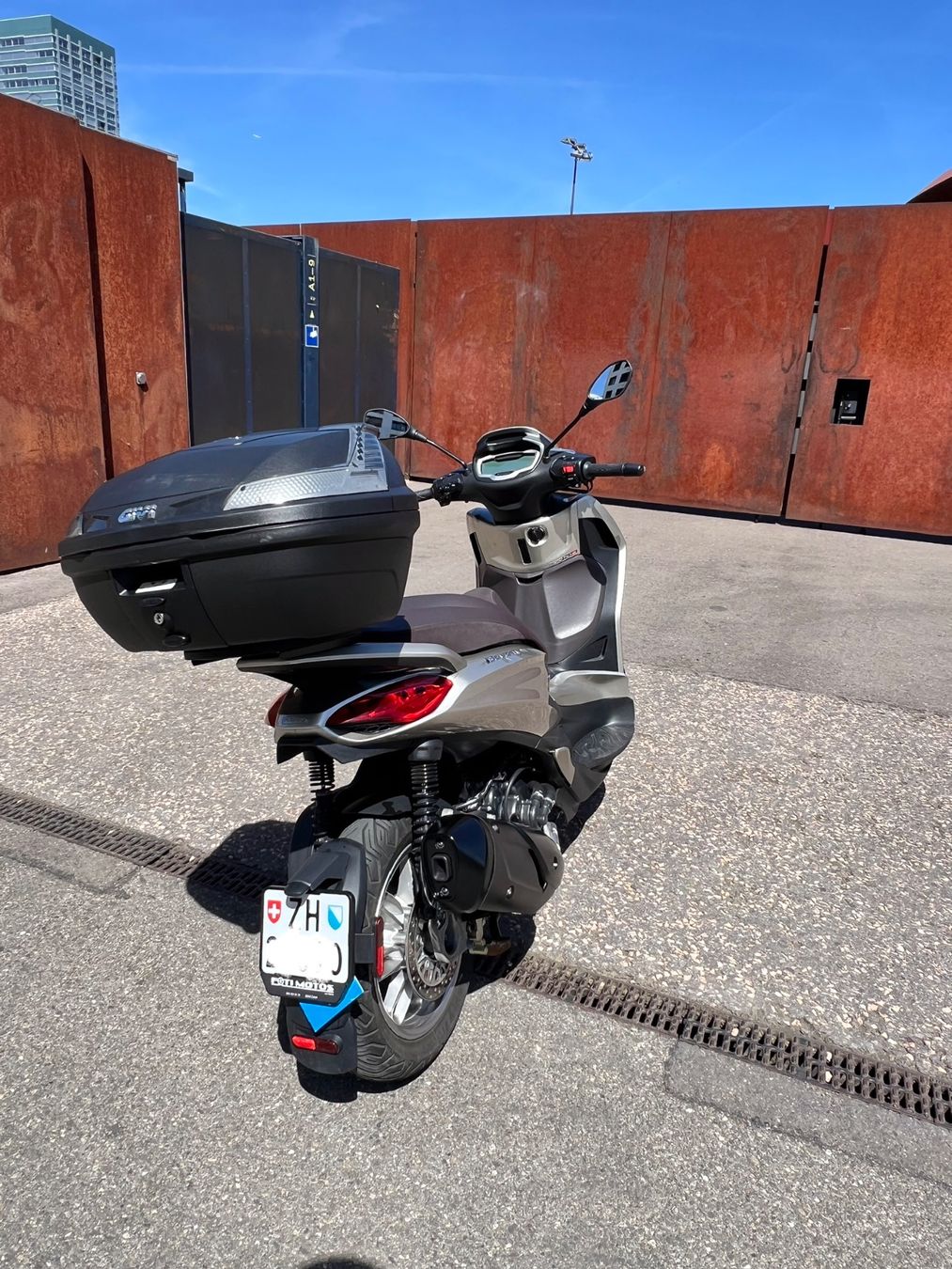 Piaggio Scooter: Piaggio Beverly 300 Roller mit Topcase - 2025 – Usato da Zürich venduto da M4NU29557 3