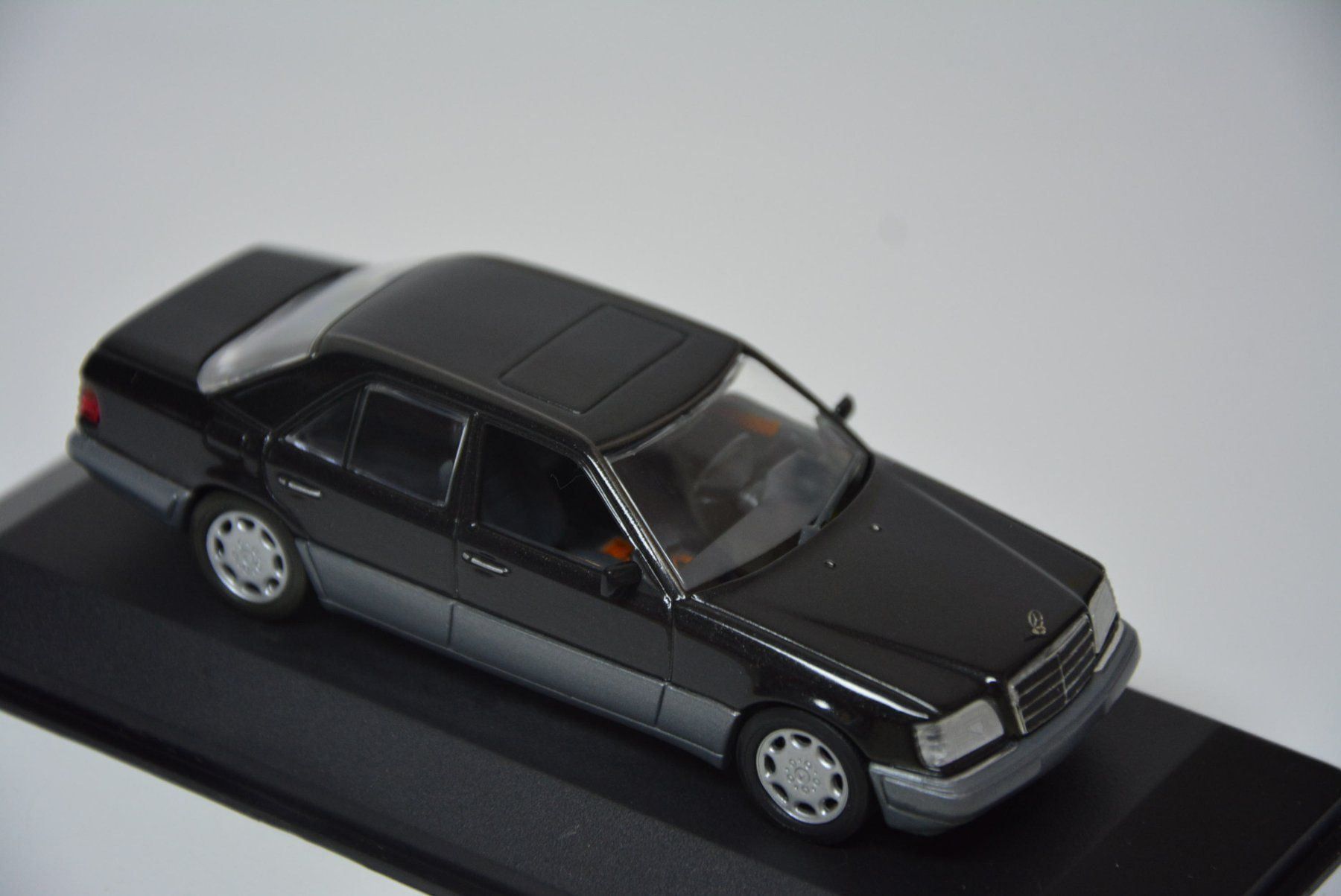 Mercedes-Benz Modellautos: Mercedes-Benz E-Class W124 1993 , 1:43 – Neu und originalverpackt aus Goldach von Feivel9 4
