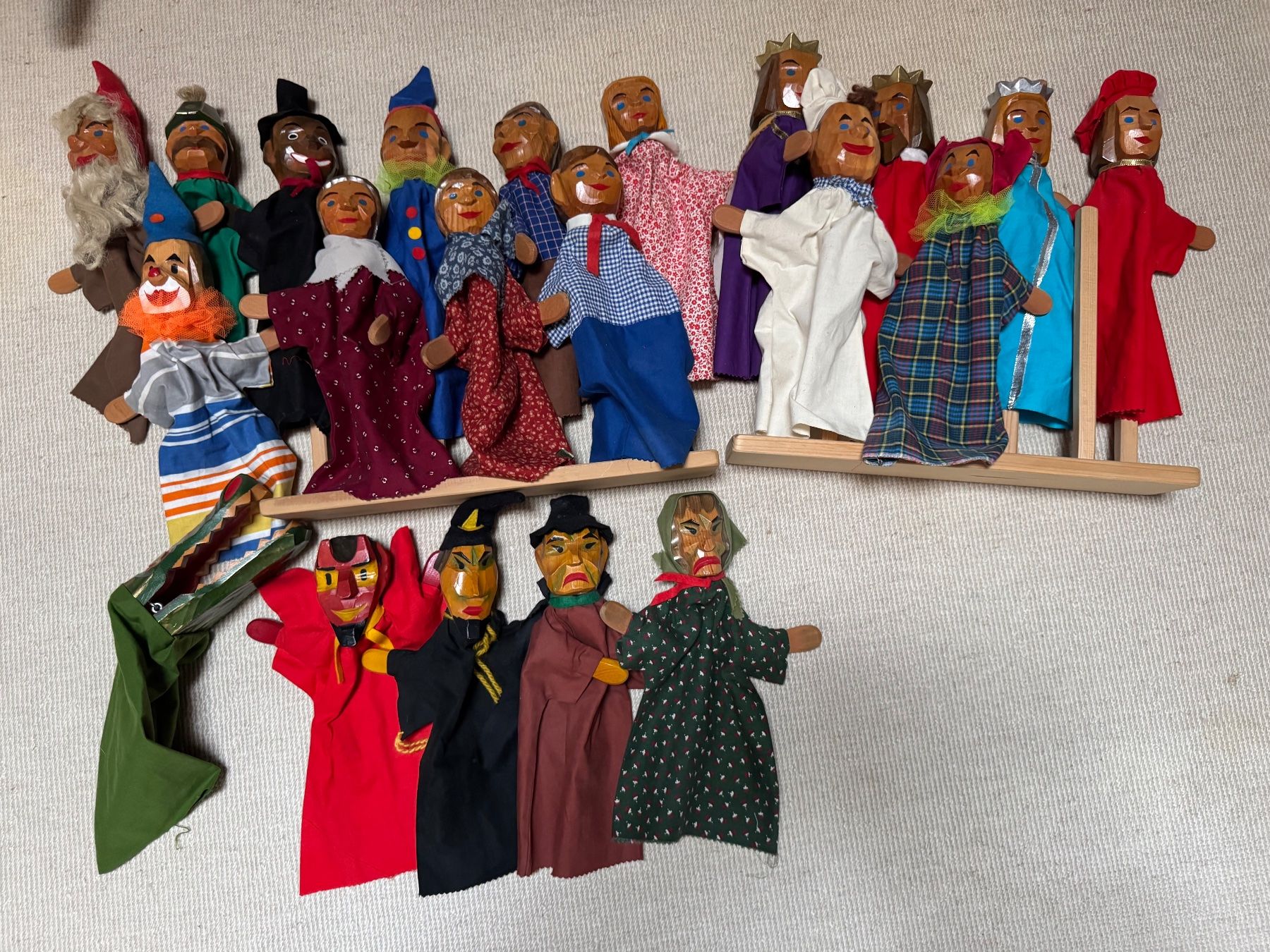 Statuette: 21 handgeschnitzte DECOR Handpuppen mit Theater – Usato da Zürich venduto da azi_93g1