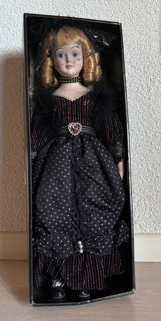 Bambole: Sammlerpuppe im Viktorianischen oder Gothic-Stil mit ovp – Nuovo (secondo la descrizione) da Speicher venduto da CH-Schatzkammer 1