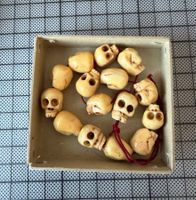 Halloween Deko: Totenkopf-Perlen, Elfenbein-Optik, Vintag...