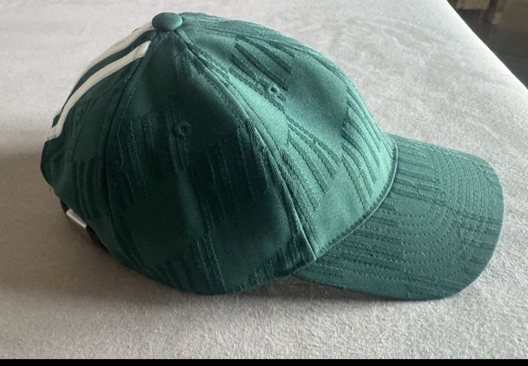 Autres vêtements & accessoires: ADIDAS CAPE NEU – Neuf (Voir description) à Bremgarten b. Bern par jan_6tnr 2