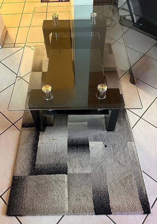 Tables: Salon-Tisch mit Teppich – D'occasion à Wil SG par smu_l76j