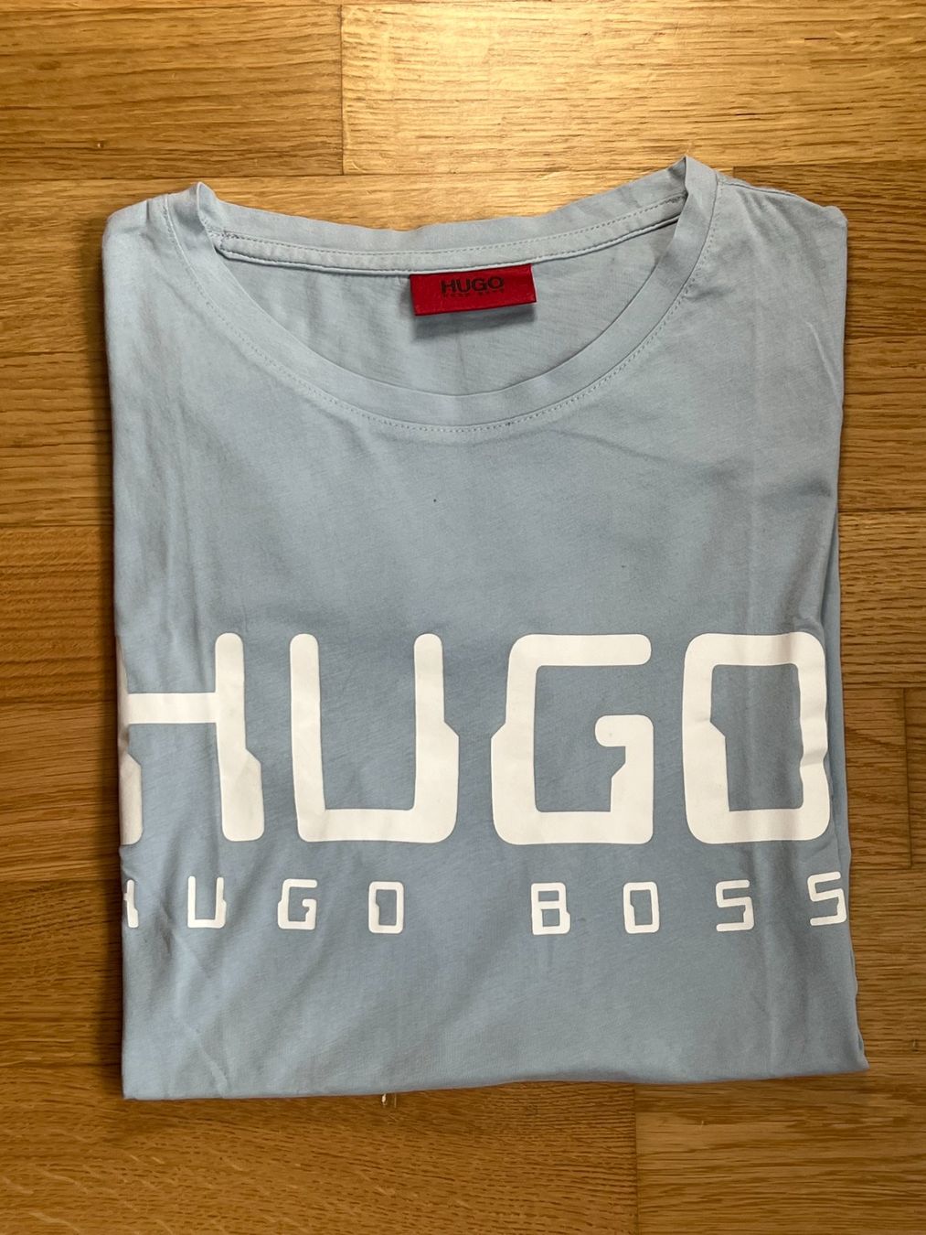 Hugo Boss T-shirts: T-shirt HUGO BOSS – D'occasion à Grand-Lancy par golden_601
