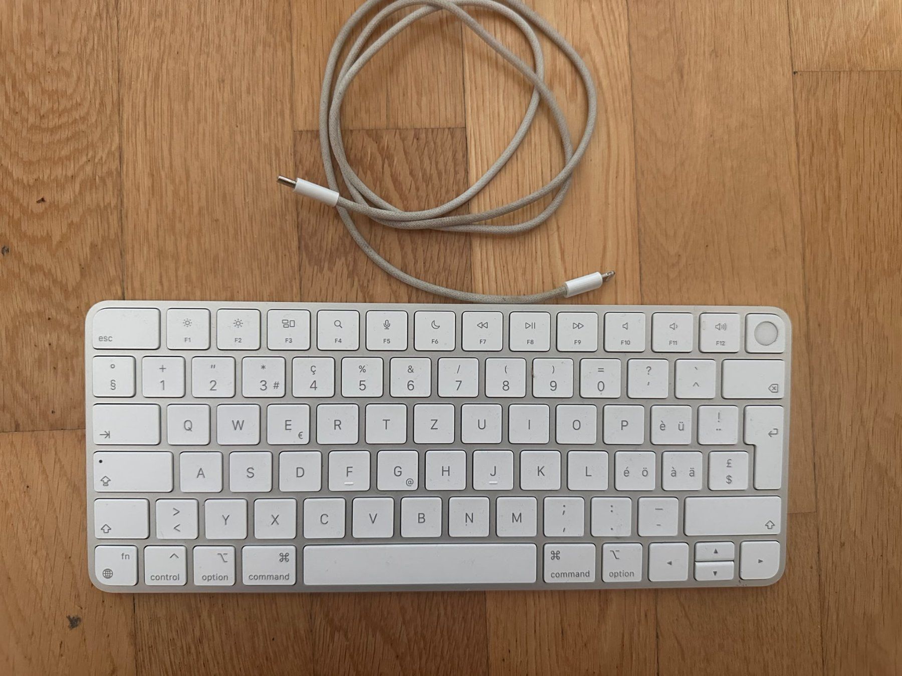 Tastiere: Apple Magic Keyboard mit Touch ID A2449 - CH Layout Silber – Nuovo (secondo la descrizione) da Therwil venduto da Goga124