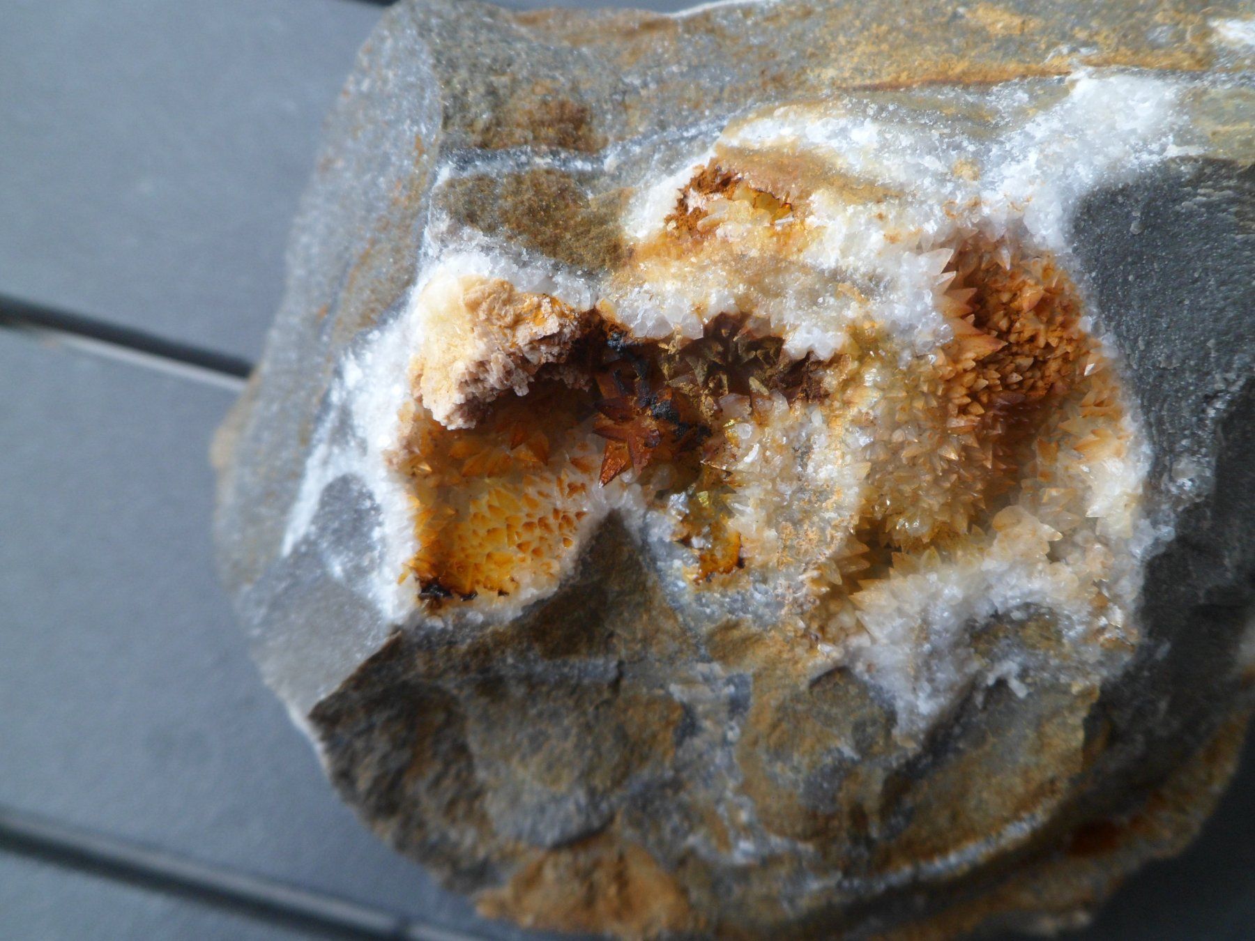Minerali & Pietre curative: Calcitkristalle Schweiz selten. – Usato da Affoltern am Albis venduto da Fossil60 5