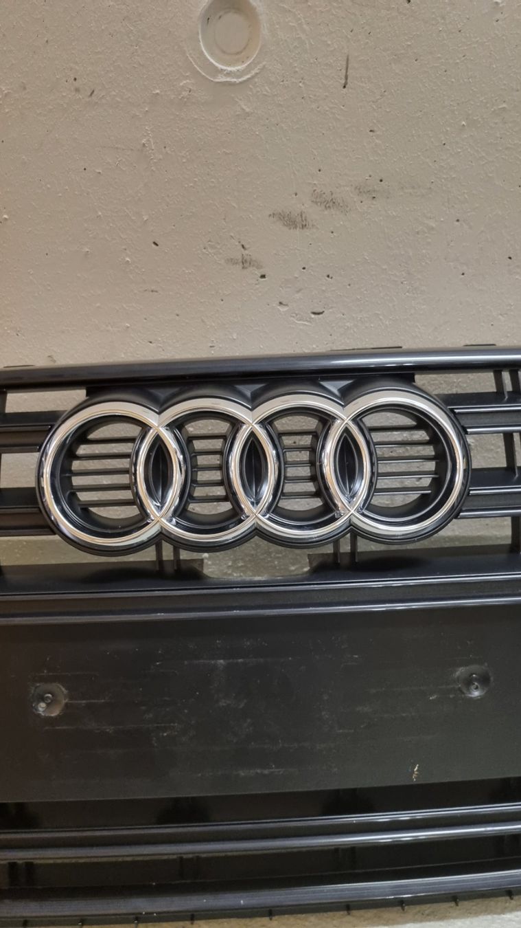 Audi Tutti pezzi di ricambio auto: Original Audi S5-A5 B9 Frontgrill – Usato da Nussbaumen AG venduto da Vrsac 2