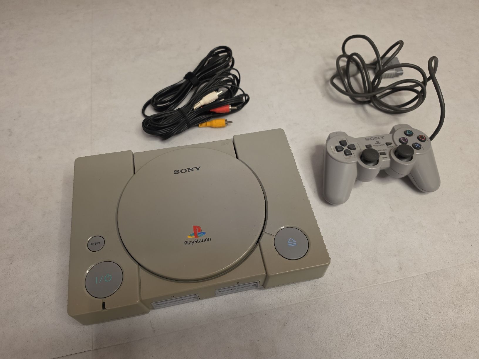 Sony Konsolen: Paystation une manette et cable de branchement – Gebraucht aus Aproz (Nendaz) von moonfull 1