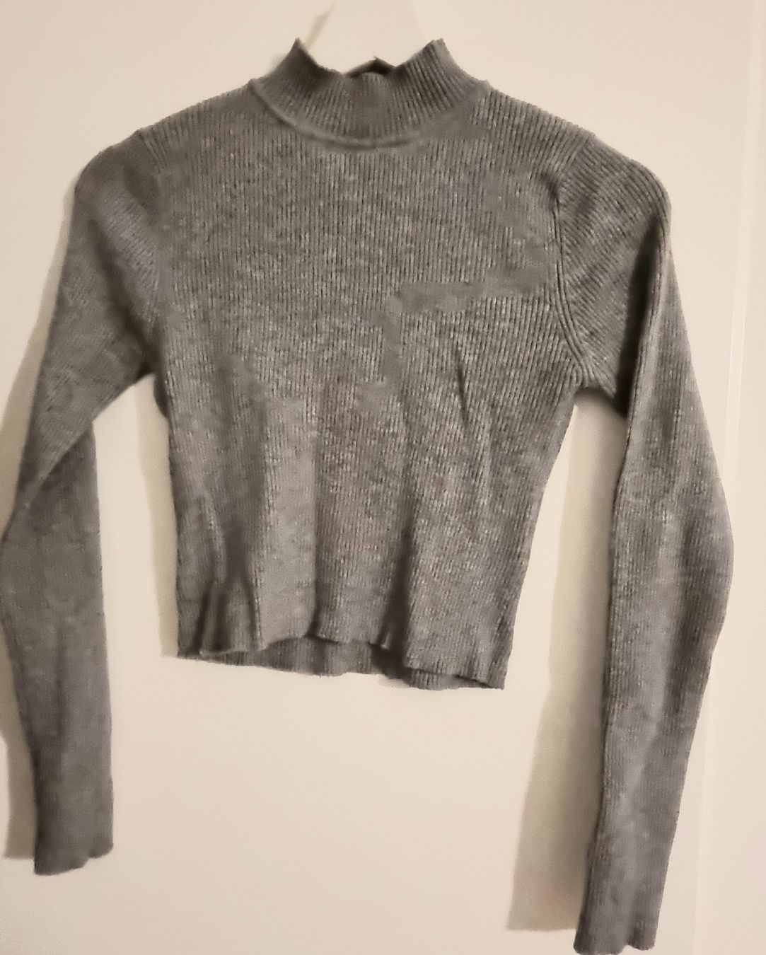 Pullover & Sweatshirts: Grauer Rolkragenpulli kurz – Neu (gemäss Beschreibung) aus Altstätten SG von melii._.98