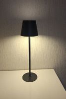 Lampe de table LED design noir.