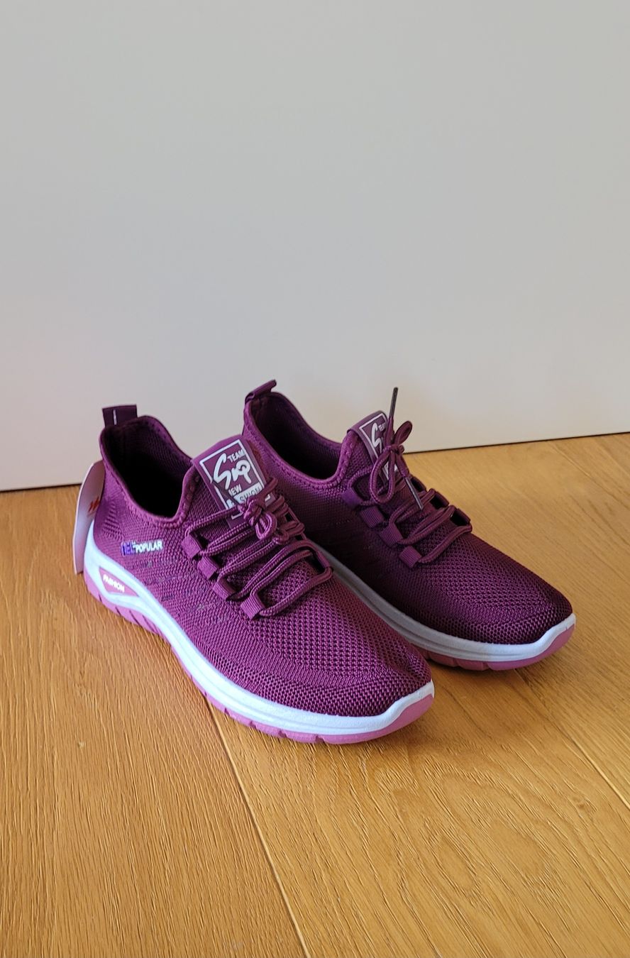 Scarpe da donna: Sneaker Farbe: Brombeere Gr. 38 (eher 37) – Nuovo (secondo la descrizione) da St. Gallenkappel venduto da mytimes 2