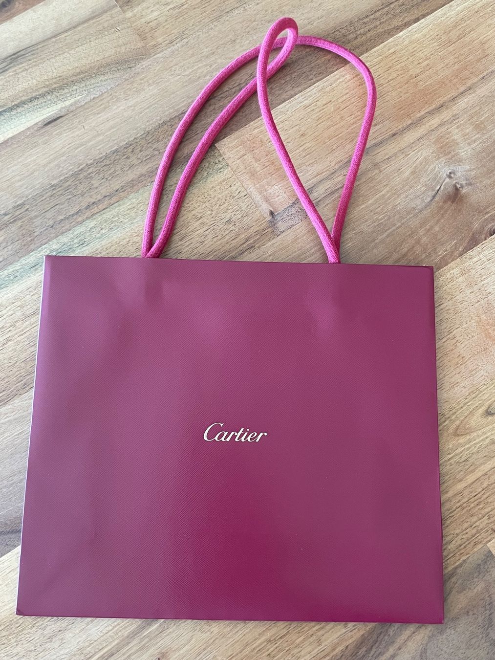 Cartier Borse: Cartier, Tragtasche Papier, bordeaux – Nuovo (secondo la descrizione) da Lachen SZ venduto da schoenundgut