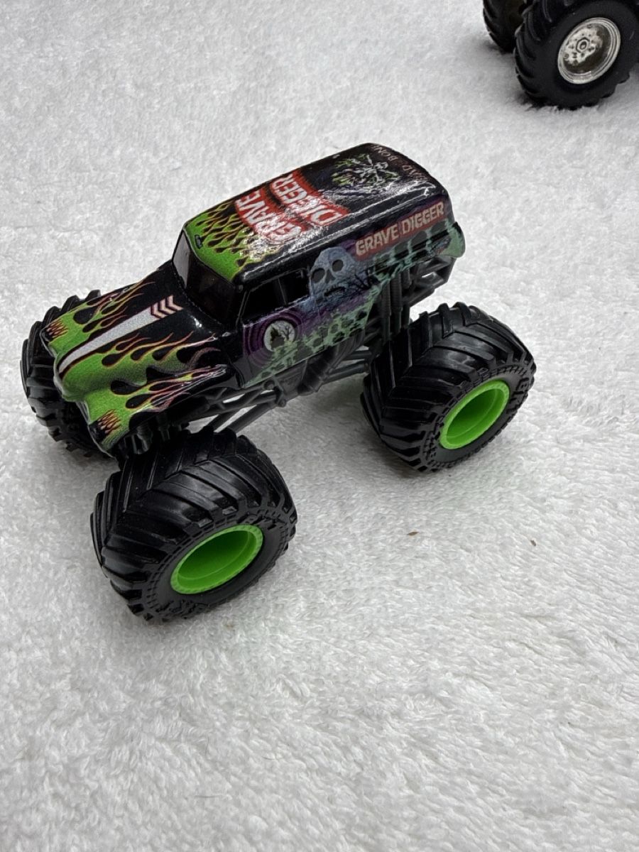 Spielzeuge: Lot de 5 Monster Jam  monster truck – Neu (gemäss Beschreibung) aus Chenens von anasantos90 4