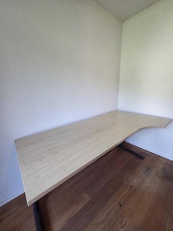 Scrivanie: Massiver Schreibtisch – Usato da Liestal venduto da skrumm 3