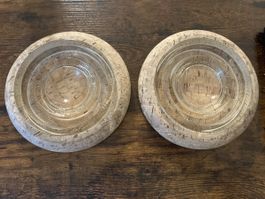Zwei Aschenbecher Glas und Kork