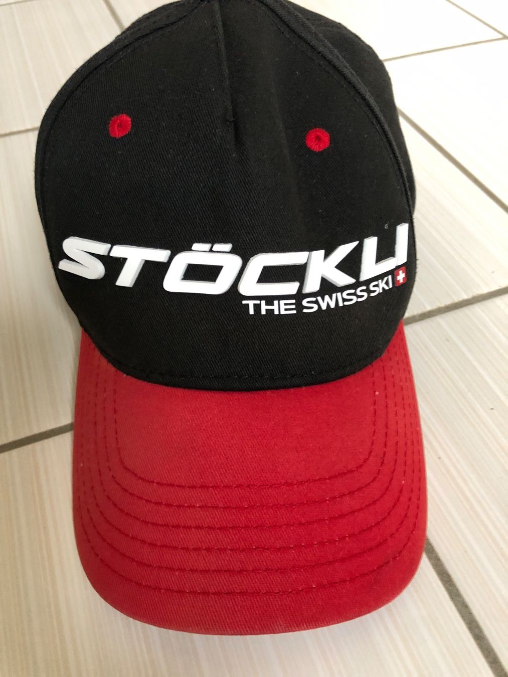 Sonstige Kleidung & Accessoires: Stöckli Cap, Basecap, Schwarz/Rot Herren – Gebraucht aus Arth von Vrecam51