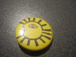 Button Gesicht, gelb