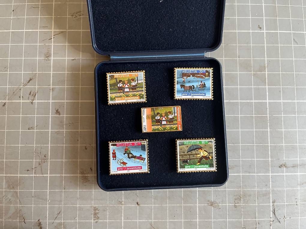 Placchette & Badge: Pro Juventute Briefmarken Pin – Usato da Bättwil venduto da hummn