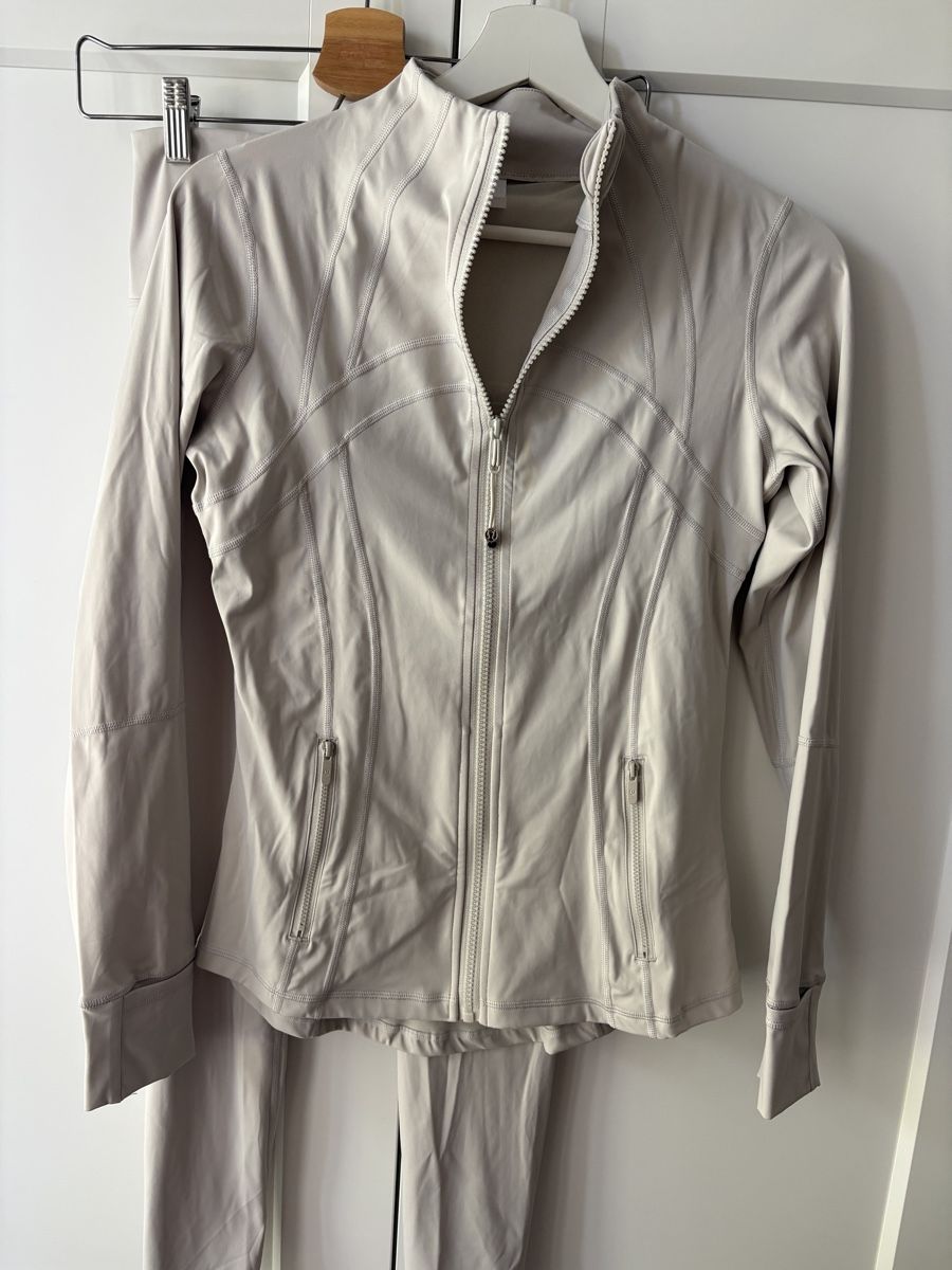 Lululemon Lotti di vestiti: Lululemon jacket and leggings off-white – Usato da Nyon venduto da My_wardrobe 1