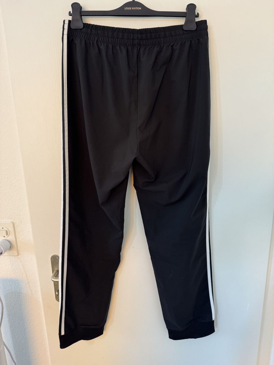 Adidas Pantaloni: Adidas Trainingshose schwarz Grösse L Oryginal – Nuovo (secondo la descrizione) da Wetzikon ZH venduto da Jan_wojt 2