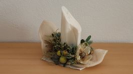 Schöne handgemachte Kerze beige mit Deko und Wachsuntersatz