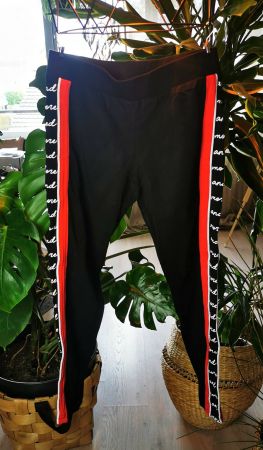 Schwarze Leggings mit rotem Streifen, Grösse M