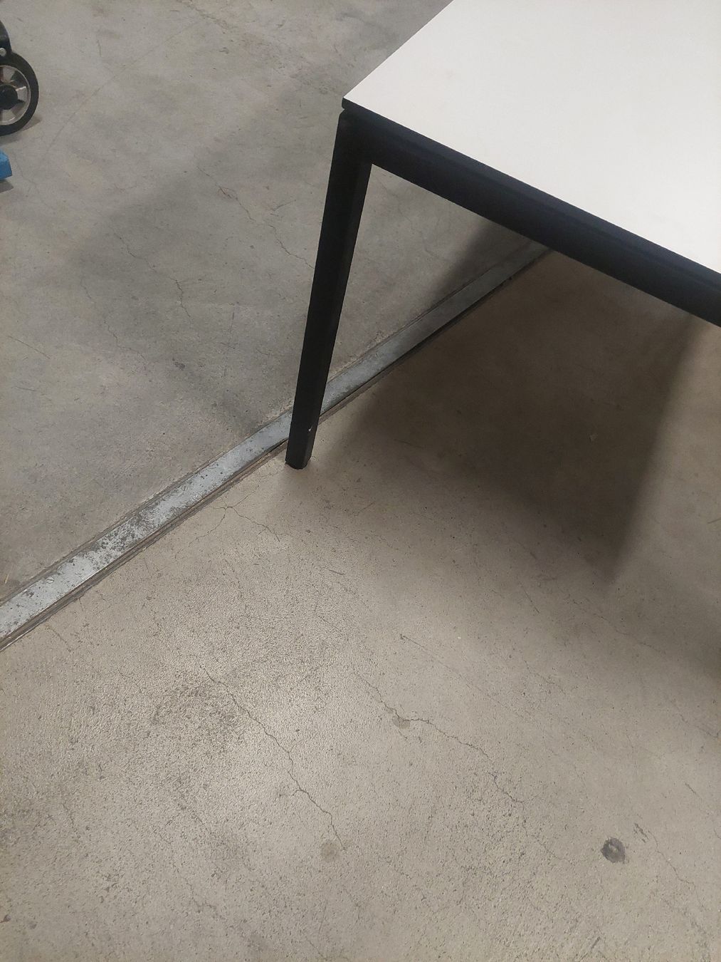 Tavoli: Moderner weißer Confererenz tisch – Usato da Safenwil venduto da Leo.87. 1