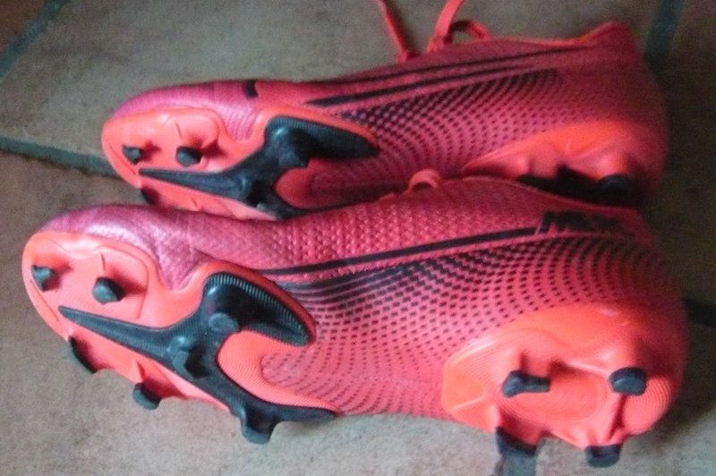 Nike Scarpe da uomo: Fussballschuhe Gr 35 Nike – Usato da Ruggell venduto da Dolce9 1