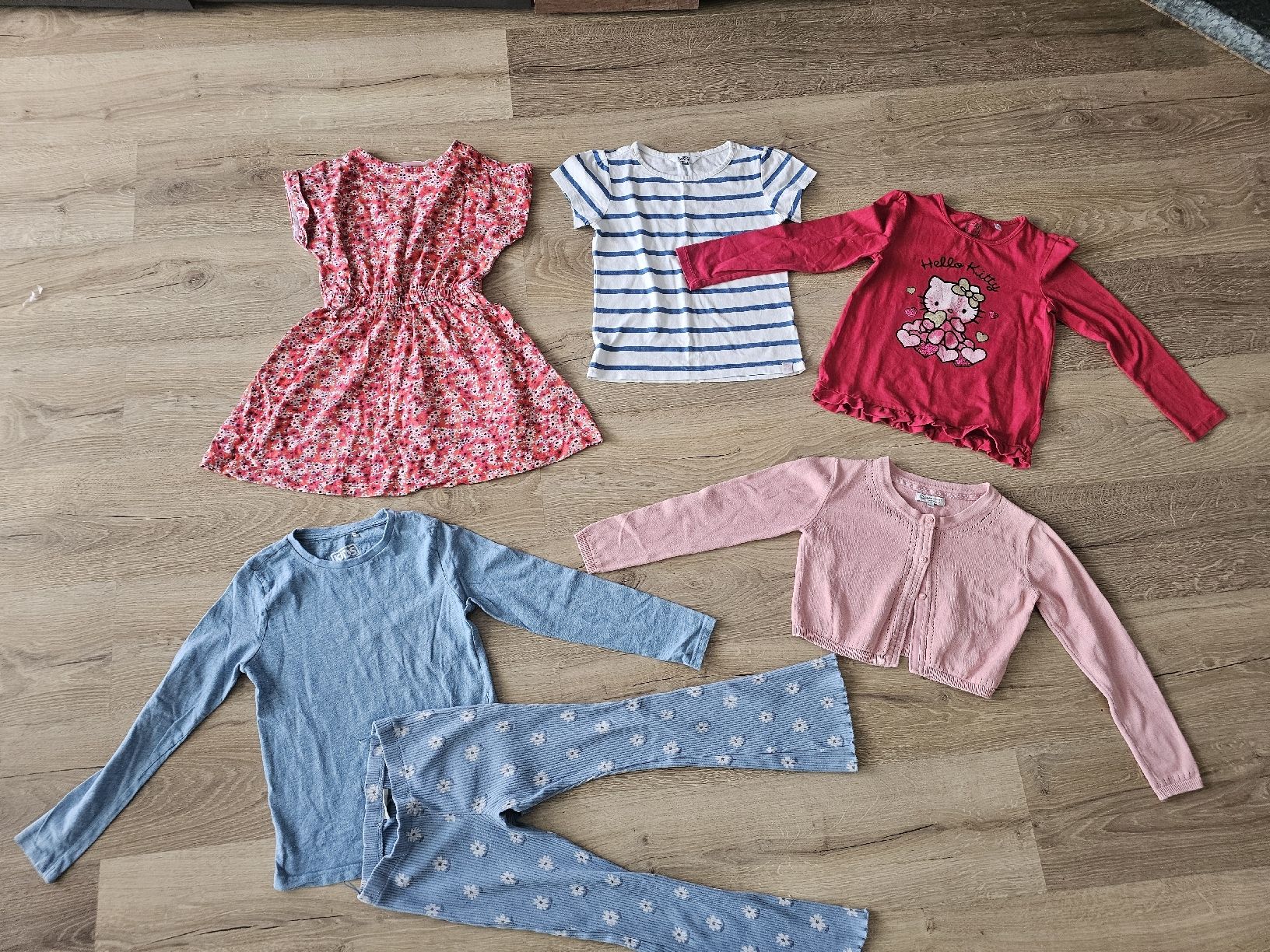 Lotti & Set di vestiti: Kinderkleider Set, Grösse 128 Mädchenkleider – Usato da Grosshöchstetten venduto da Qenko