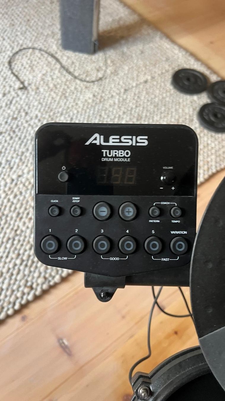 Alesis Strumenti musicali: Alesis Turbo Mesh Kit - E-Drum Set mit Hocker und Kopfhörer – Usato da Vilters venduto da kid_calypso 2