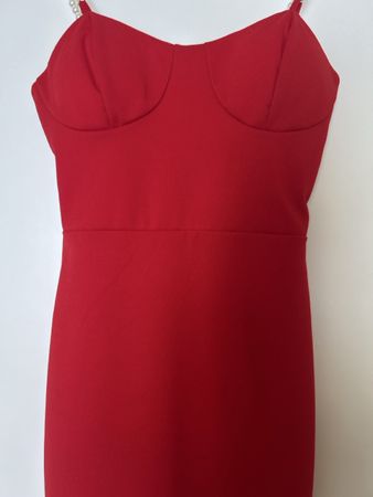 Kleid rot mit Perlenriemen Grösse S neu