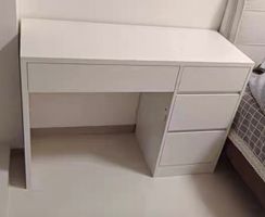 Schreibtisch und Bürostuhl