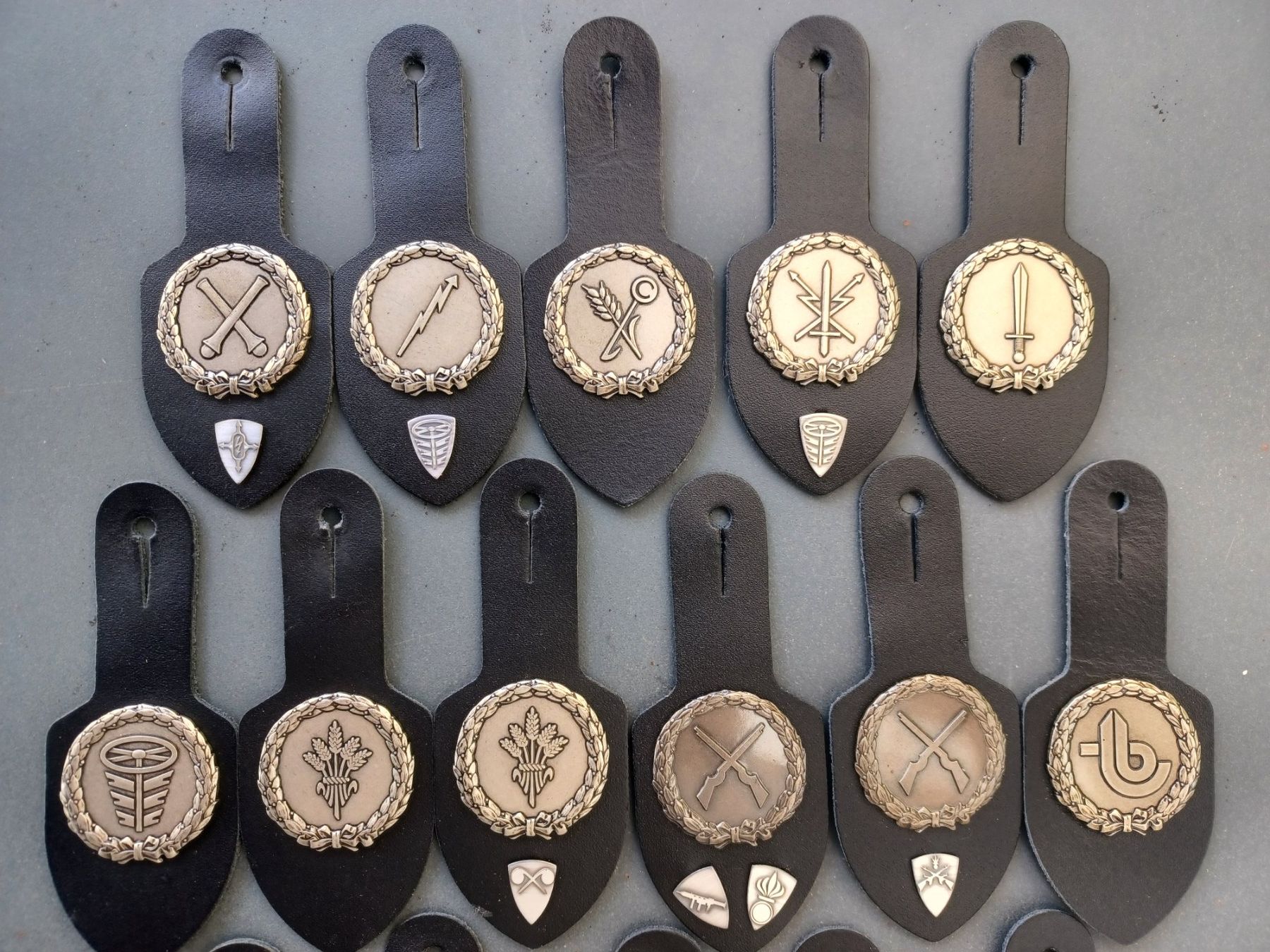Schweizer Armee Uniformen: 16 alte Brusttaschenanhänger – Gebraucht aus Horw von Mikesch108 1