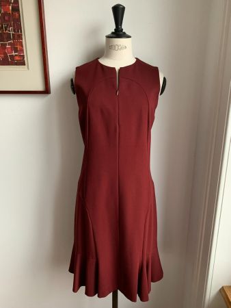 AKRIS: Lässiges bordeauxrotes Kleid mit Volant, 36