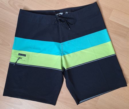 Badeshorts Billabong Airlite schwarz grün Grösse 34