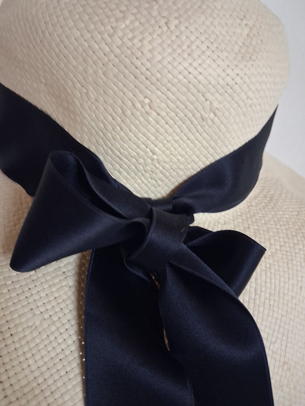 Hüte, Mützen & Caps: Eleganter Hut mit blauem Satinband – Gebraucht aus Mettmenstetten von sell4purpose
